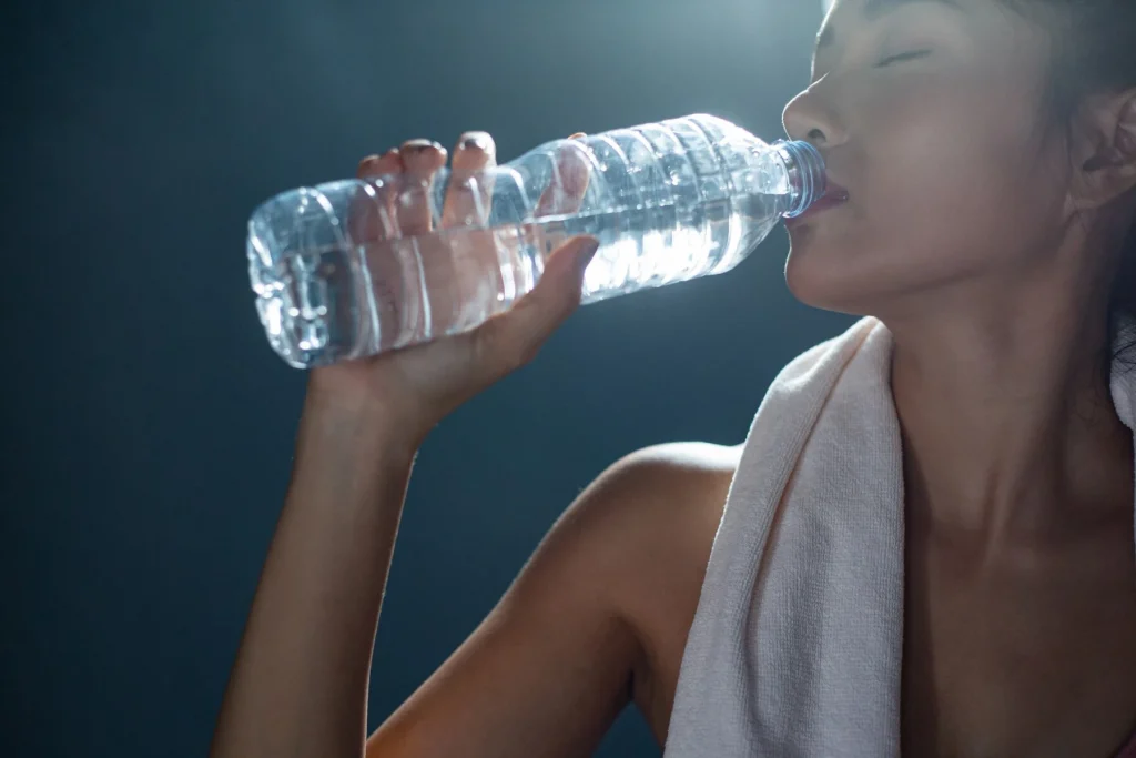 women_after_exercise_drink_water_from_bottles_and_handkerchiefs_in_the_gym_1150_16573